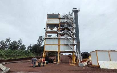 What are the methods for dust hazard control in asphalt mixing equipment